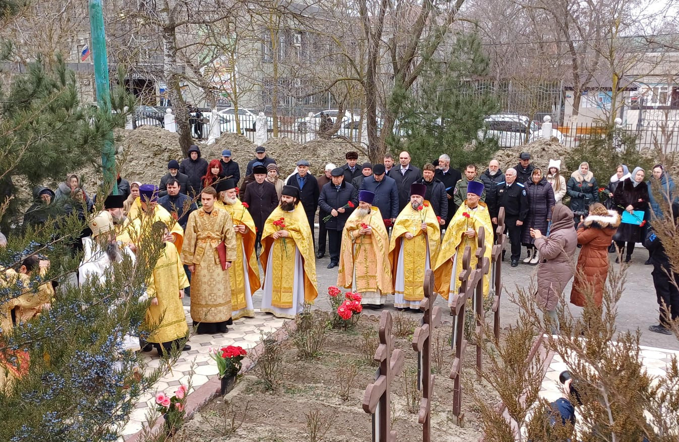 Кизлярцы почтили память убитых прихожанок Георгиевского Собора